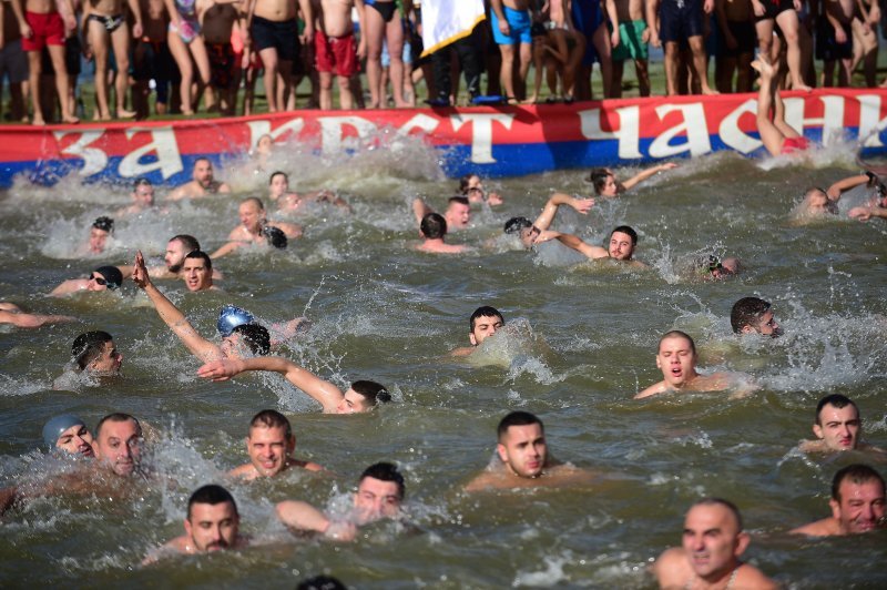 Beograd: Pravoslavni vjernici plivaju u ledenoj vodi na blagdan Bogojavljenja