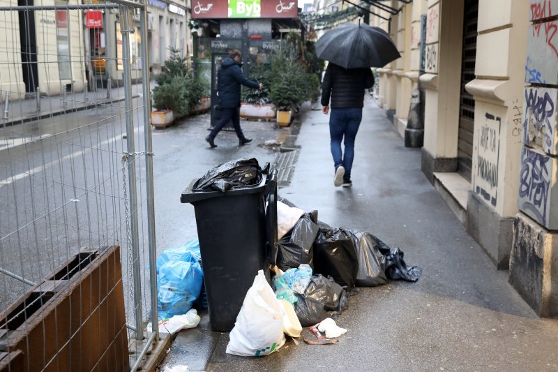 Radnici u štrajku, smeće na ulicama