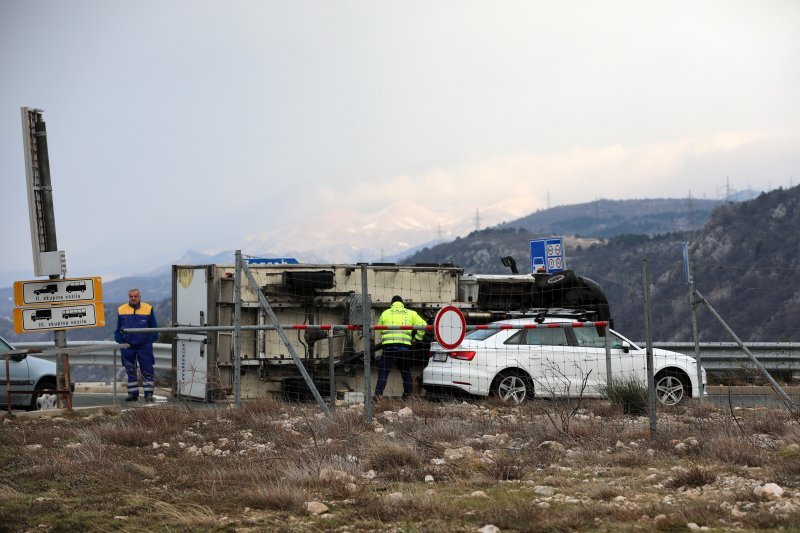 Olujna bura prevrnula dostavni kamion