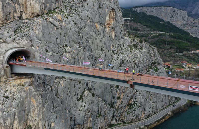 Fotografije iz zraka sa svečanosti spajanja mosta preko Cetine