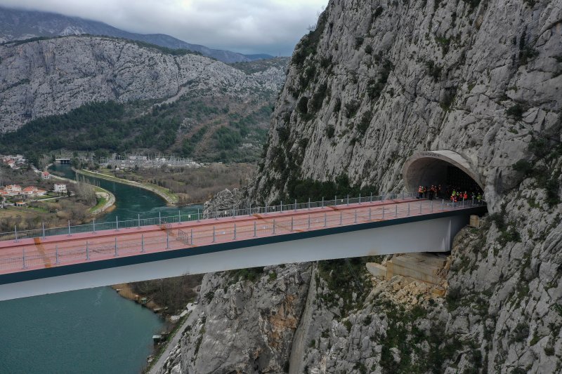 Fotografije iz zraka sa svečanosti spajanja mosta preko Cetine