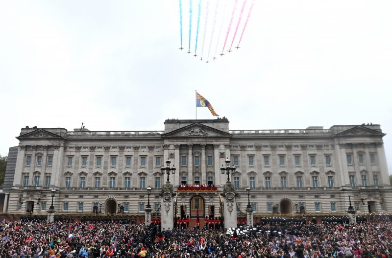 Akrobatska grupa britanskog ratnog zrakoplovstva Red Arrows nastupila na krunidbi kralja Charlesa