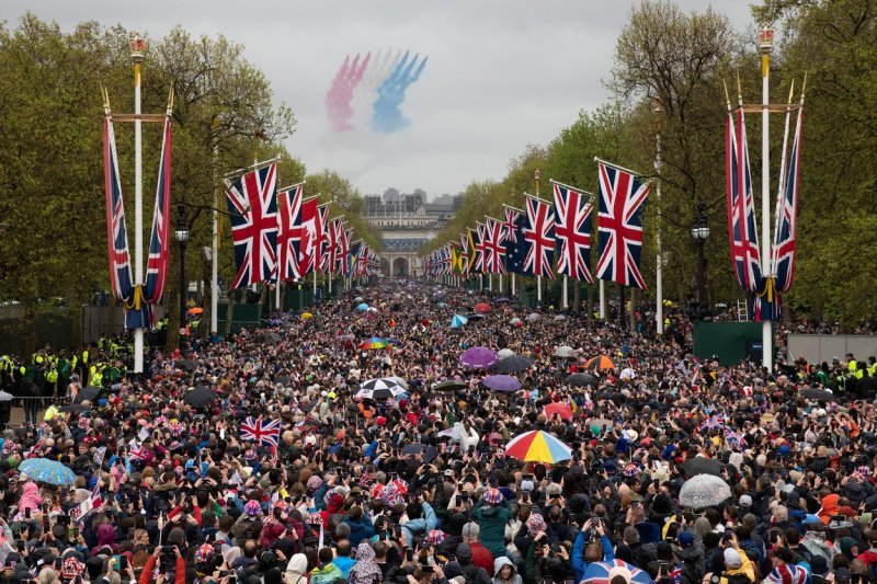 Akrobatska grupa britanskog ratnog zrakoplovstva Red Arrows nastupila na krunidbi kralja Charlesa