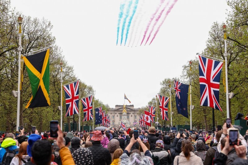 Akrobatska grupa britanskog ratnog zrakoplovstva Red Arrows nastupila na krunidbi kralja Charlesa