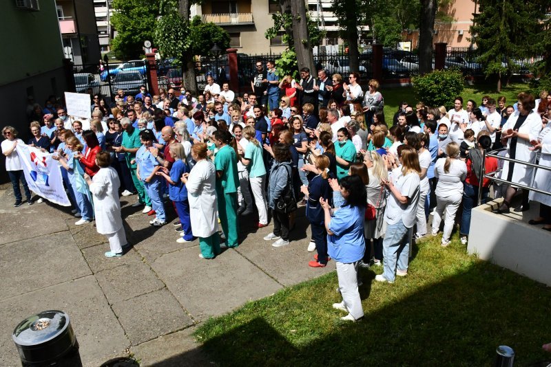 Prosvjed medicinskih sestara i tehničara ispred Opće bolnice u Slavonom Brodu