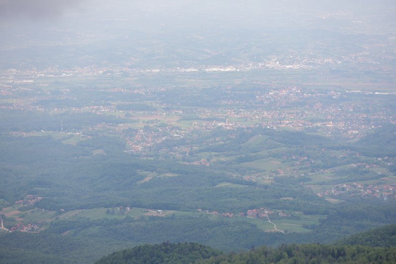 Pogled na Medvednicu i Zagreb s tornja na Sljemenu