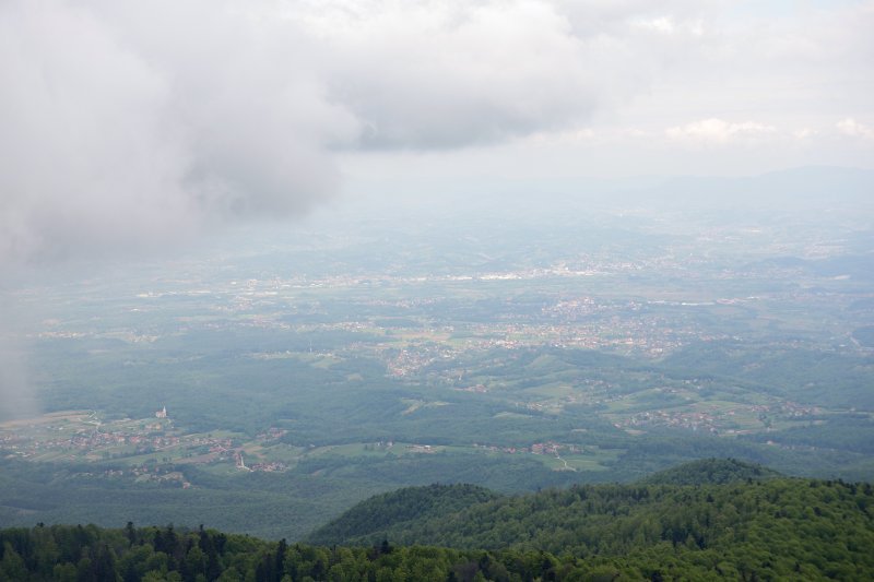 Pogled na Medvednicu i Zagreb s tornja na Sljemenu