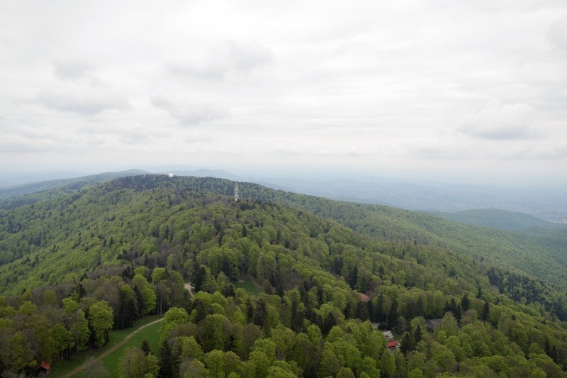 Pogled na Medvednicu i Zagreb s tornja na Sljemenu