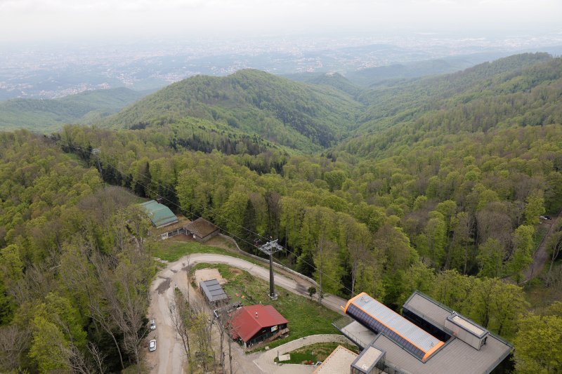 Pogled na Medvednicu i Zagreb s tornja na Sljemenu