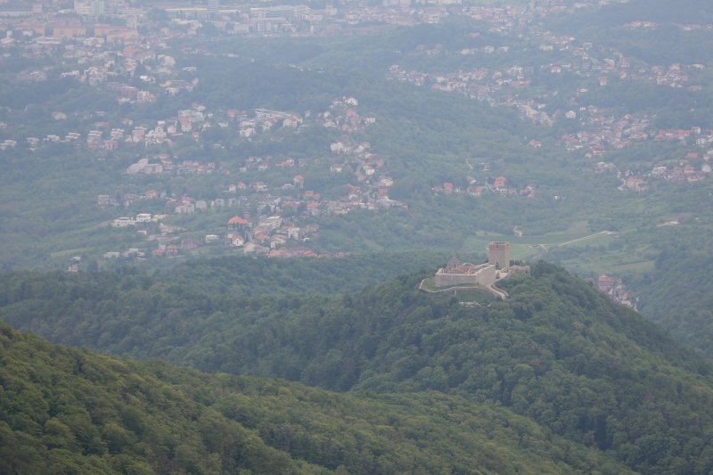 Pogled na Medvednicu i Zagreb s tornja na Sljemenu