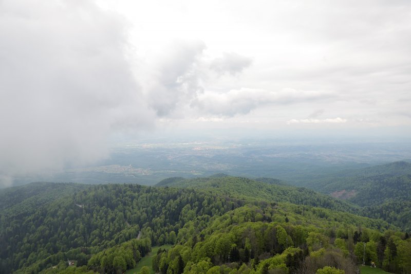 Pogled na Medvednicu i Zagreb s tornja na Sljemenu