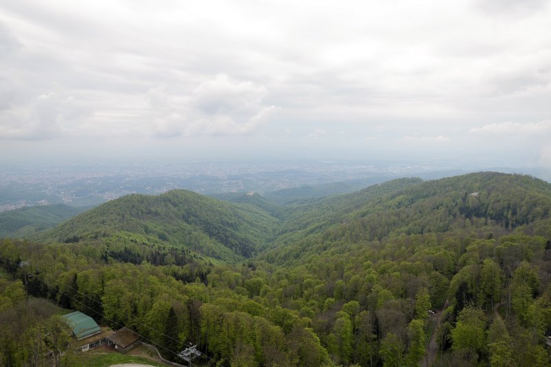 Pogled na Medvednicu i Zagreb s tornja na Sljemenu