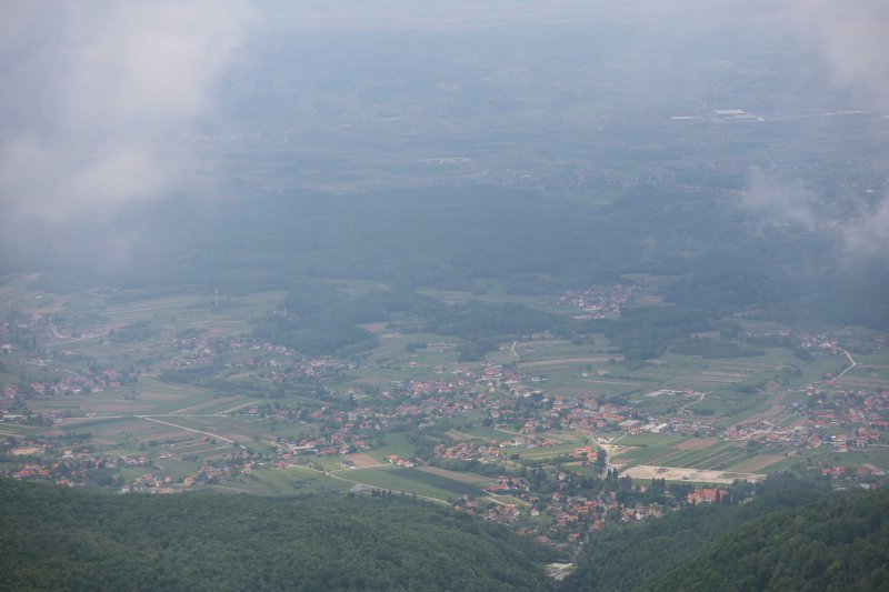 Pogled na Medvednicu i Zagreb s tornja na Sljemenu