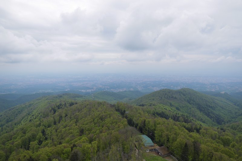 Pogled na Medvednicu i Zagreb s tornja na Sljemenu