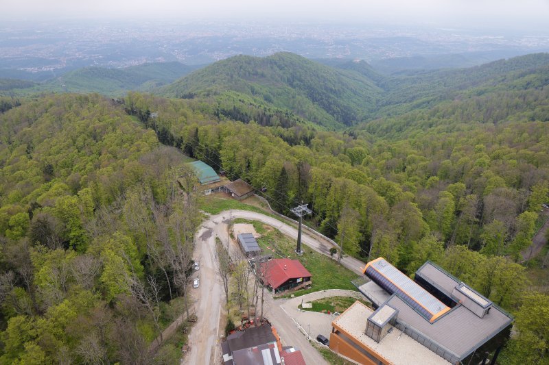 Pogled na Medvednicu i Zagreb s tornja na Sljemenu