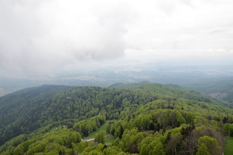 Pogled na Medvednicu i Zagreb s tornja na Sljemenu