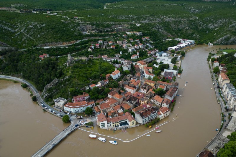 Poplavljeni Obrovac iz zraka