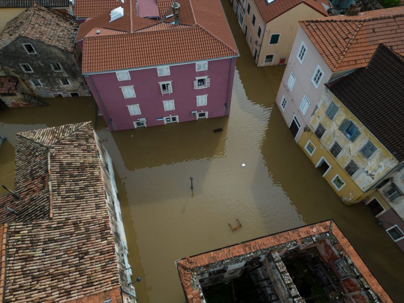 Poplavljeni Obrovac iz zraka