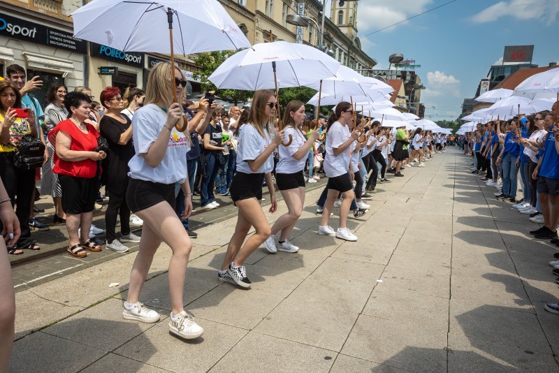 Osječki maturanti zaplesali su francuski dvorski ples quadrillu.