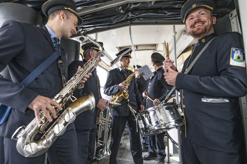 Orkestar ZET-a svira u tramvaju