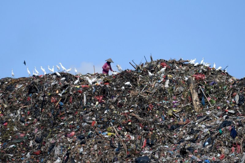 Sakupljač otpada skuplja iskorištene plastične predmete na odlagalištu u Denpasaru, na indonezijskom ljetovalištu otoku Baliju.