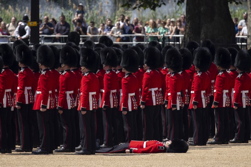 Britanski vojnik onesvijestio se zbog iscrpljenosti od vrućine tijekom sudjelovanja u smotri na Paradi konjičke garde u glavnom gradu Velike Britanije,Londonu.