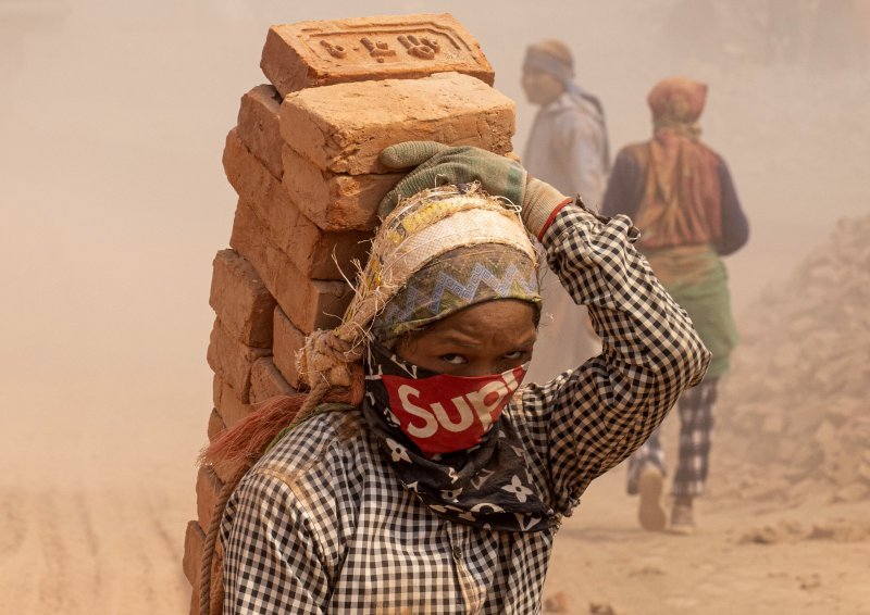 Tisuće indijskih i nepalskih sezonskih radnika migranata u dobi od 18 do 60 godina svake godine od zime dolaze raditi u tvornice opeke oko doline Katmandu u Nepalu do početka sezone monsuna.