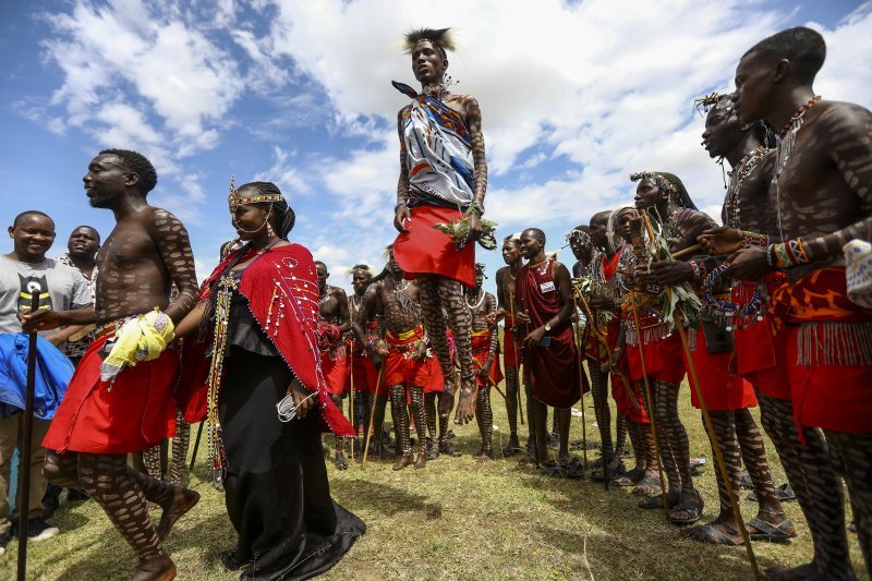 Pripadnici plemena Masai u svojim tradicionalnim nošnjama nastupaju na kulturnom festivalu u selu Sekenani, u svjetski poznatom nacionalnom rezervatu Masai Mara u Keniji.