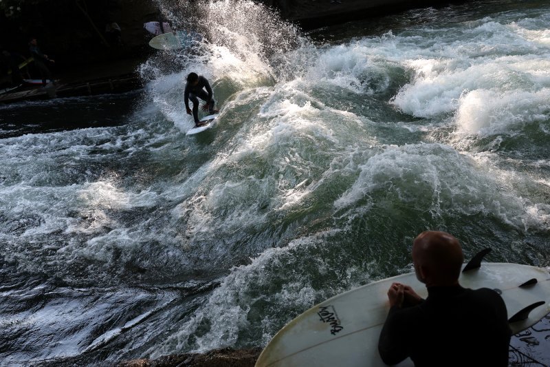 Surfer jaše val na potoku Eisbach u njemačkom Münchenu.