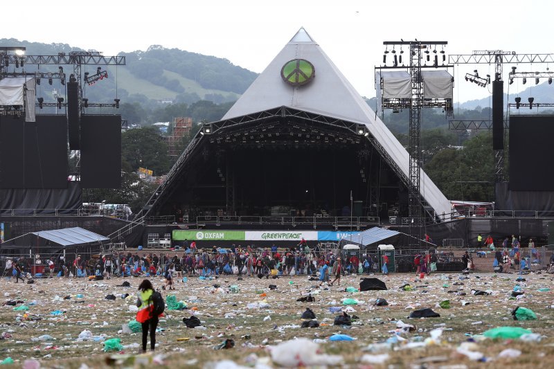 Skupljači smeća uklanjaju smeće nakon petodnevnog festivala Glastonbury u Velikoj Britaniji.