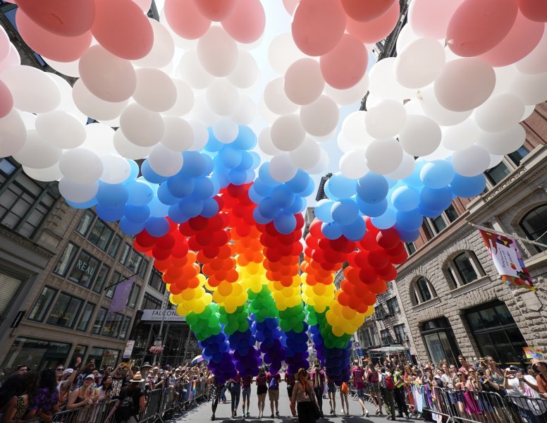 Sudionici nose luk od duginih balona tijekom godišnjeg NYC Pride marša u New Yorku.