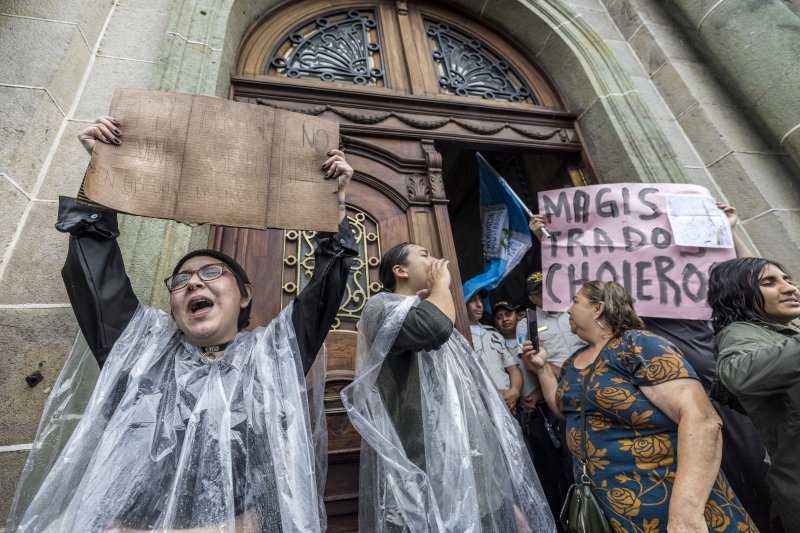 Građani prosvjeduju ispred Vrhovnog izbornog suda protiv mjere suspenzije rezultata općih izbora, u Guatemala Cityju u Gvatemali