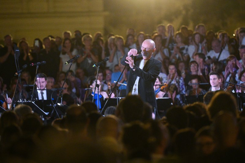 Koncert 'Vraćam se Zagrebe tebi' ispred Hrvatskoga narodnog kazališta