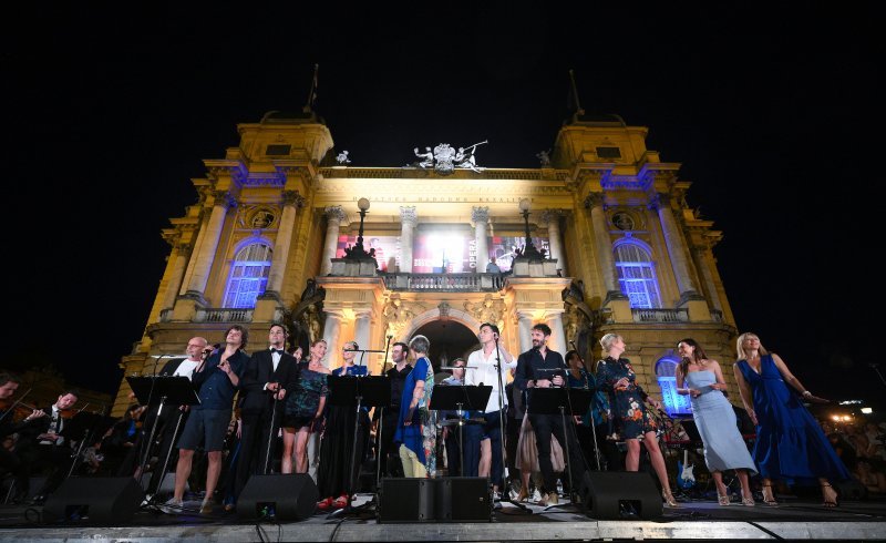 Koncert 'Vraćam se Zagrebe tebi' ispred Hrvatskoga narodnog kazališta