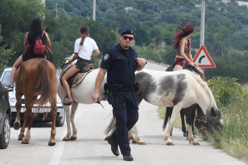 Jak vjetar otežava gašenje požara koji je planuo kod Grebaštice, kanaderi i air tractori u akciji, evakuiraju se kuće