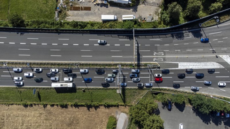 Pogled iz zraka na gužve na naplatnoj postaji Lučko