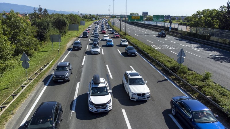 Pogled iz zraka na gužve na naplatnoj postaji Lučko