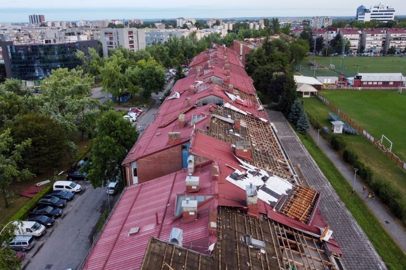 Vjetar odnio krovove zgrada u Španskom