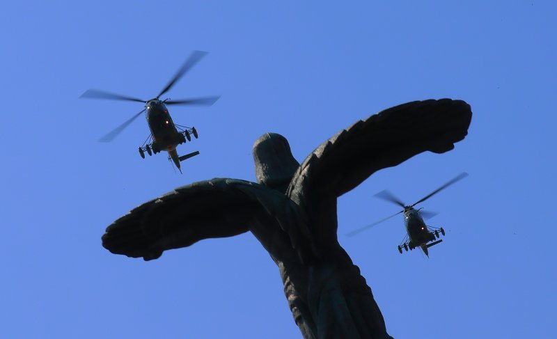 Helikopteri IAR 330 Puma SOCAT rumunjskih zračnih snaga lete iznad kipa Zrakoplovnih heroja tijekom ceremonije obilježavanja Dana ratnog zrakoplovstva u Bukureštu.