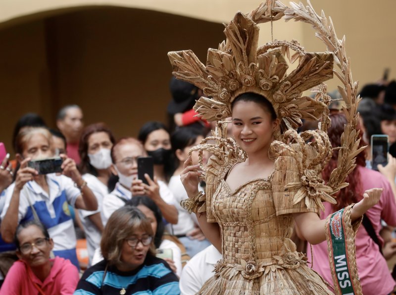 Filipinka pozira tijekom Festivala vodenog ljiljana u gradu Las Pinas.