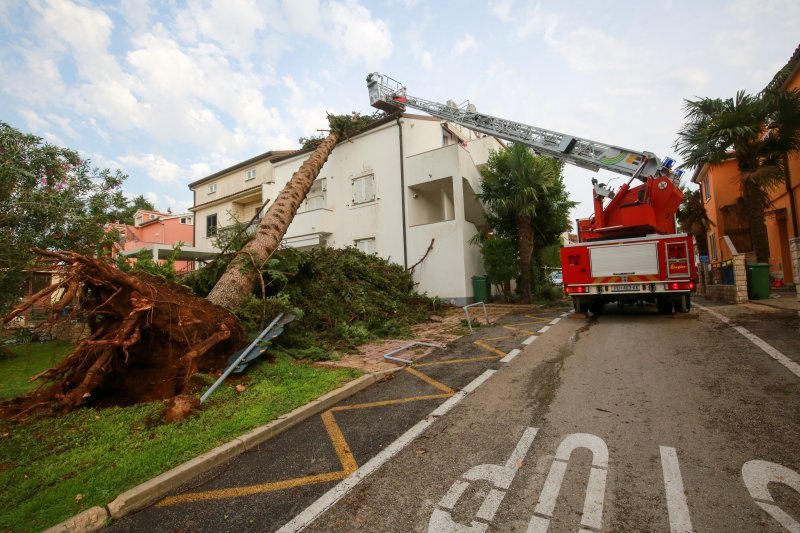 Jak vjetar popraćen obilnom kišom poharao Novigrad i okolicu