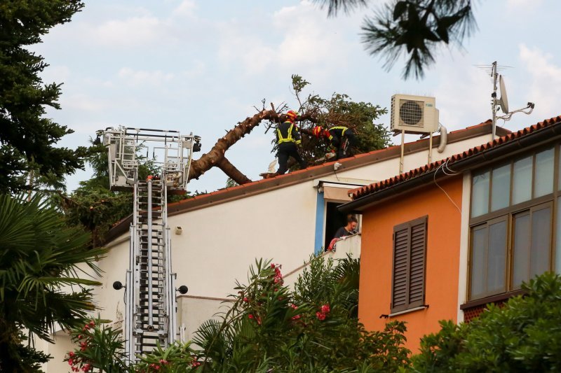 Jak vjetar popraćen obilnom kišom poharao Novigrad i okolicu