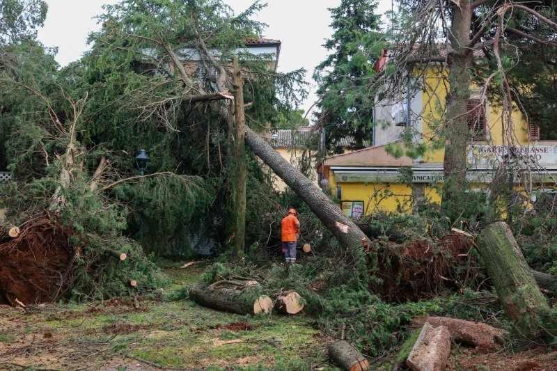 Jak vjetar popraćen obilnom kišom poharao Novigrad i okolicu