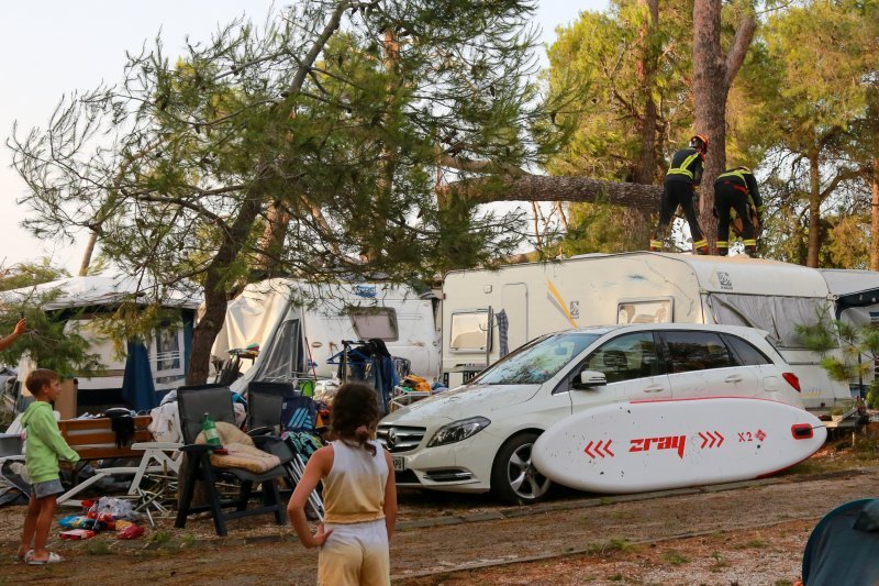 Jak vjetar popraćen obilnom kišom poharao Novigrad i okolicu