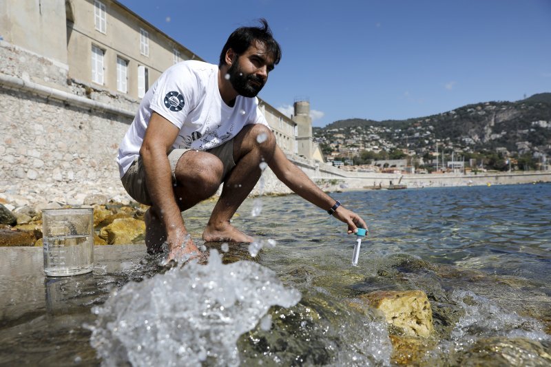 Joao Carvalho s Instituta Sorbonne mjeri temperaturu vode Sredozemnog mora u francuskom Villefranche-sur-Meru. Temperatura vode Sredozemnog mora dosegla je rekordnu visinu od čak 28,5 stupnjeva Celzijevih na nekim mjestima duž obale francuske rivijere.