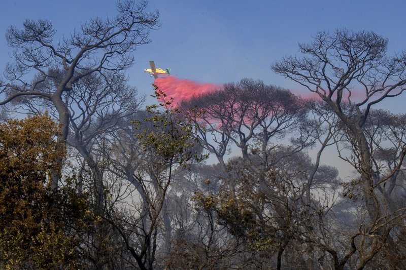 Protupožarni avion pokušava ugasiti požar koji je izbio u Južnoj Španjolskoj.