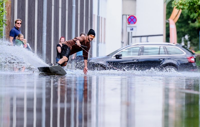 Dok u drugim dijelovima Austrije i njoj susjednih država traje izvanredno stanje zbog poplava, wakeboarder na poplavljenoj ulici u austrijskom Klagenfurtu iskoristio je priliku za omiljenu zabavu.