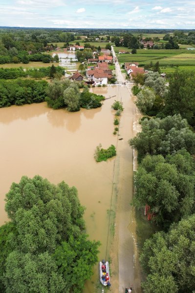 Fotografije iz zraka poplavljenog sela Drnje