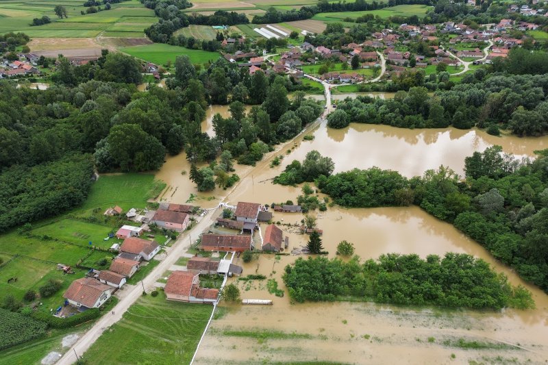 Fotografije iz zraka poplavljenog sela Drnje