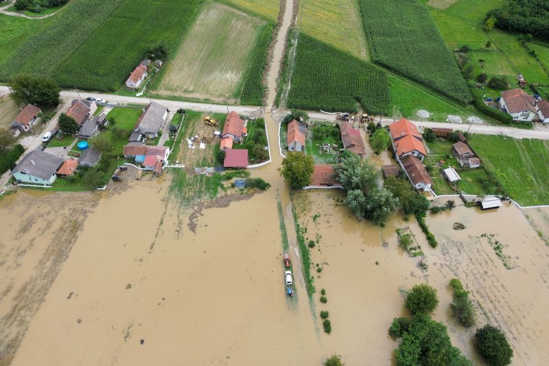 Fotografije iz zraka poplavljenog sela Drnje